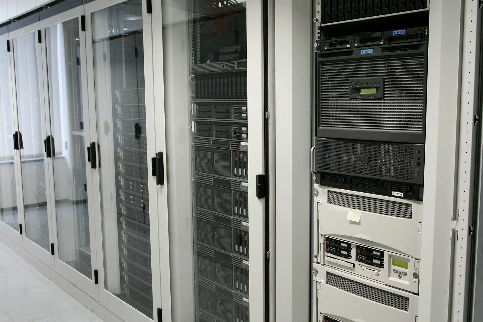 Enterprise datacenter 2023/09/Stock-Photo-Data-Center-2.jpg 